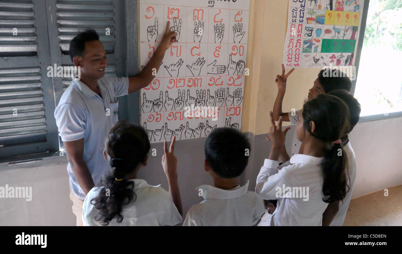 Cambodge L'école primaire du village. L'éducation inclusive pour les sourds, l'apprentissage de la langue des signes cambodgienne... Banque D'Images