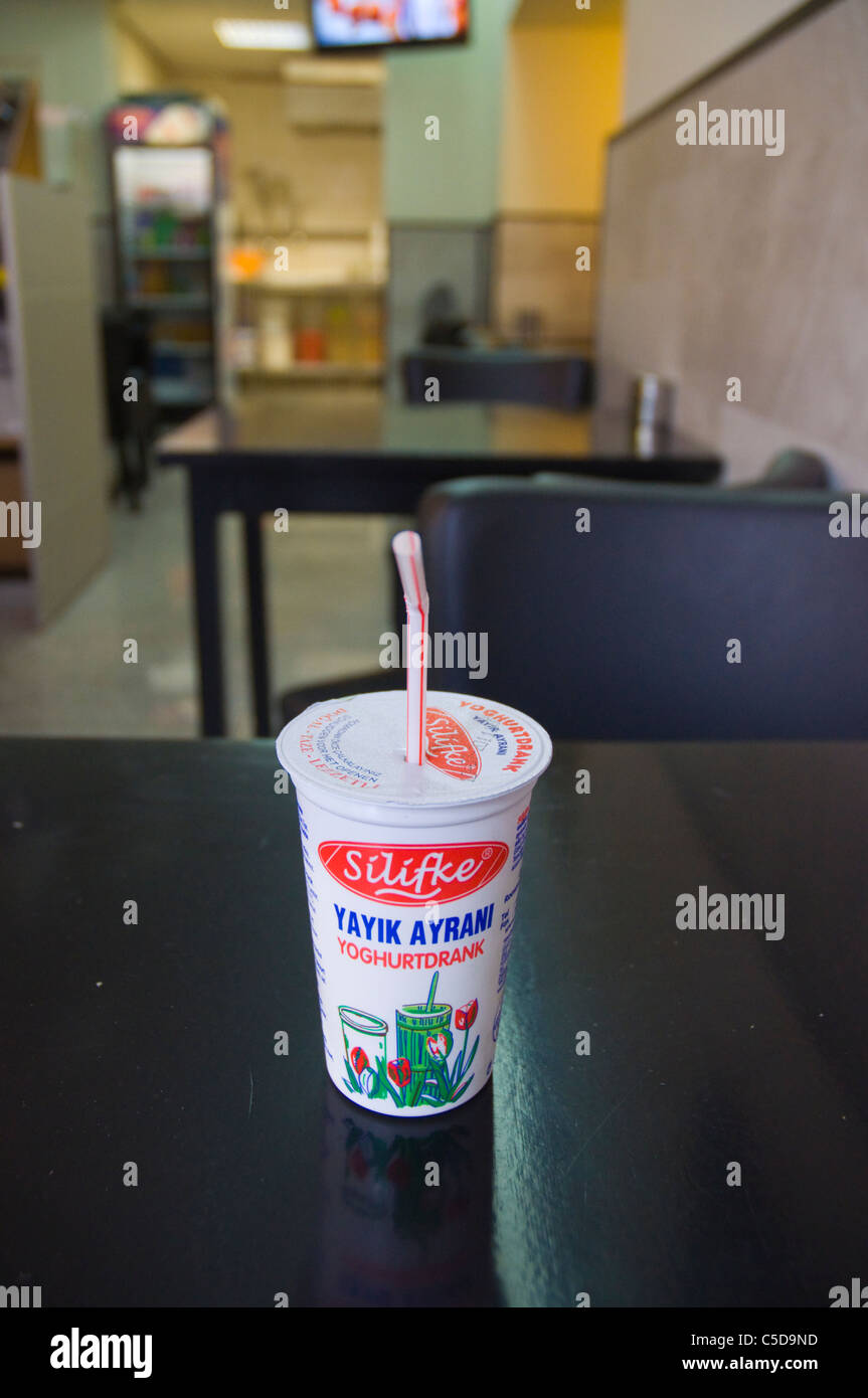 Ayran turc de boissons froides en fonction des yaourts en pot en plastique avec paille Den Haag La Haye Pays-Bas Europe Banque D'Images