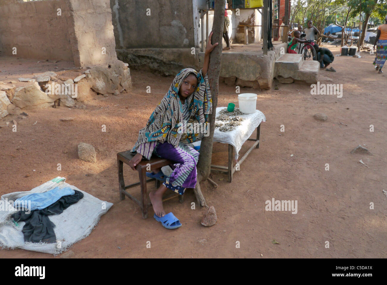 Scène de rue en Tanzanie dans Mabitini, Mwanza. Marchande de poisson sec. photo par Sean Sprague Banque D'Images