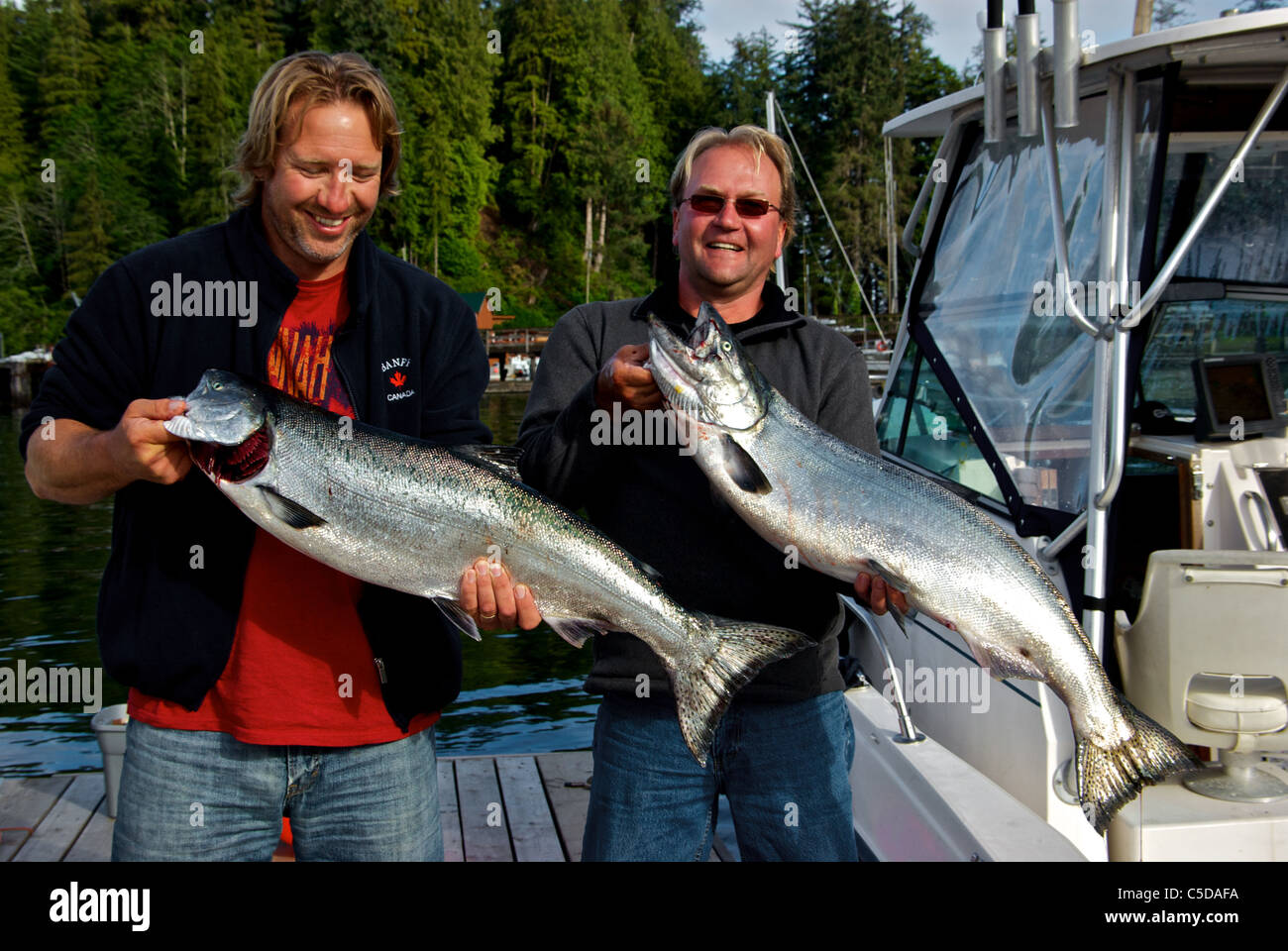 Les pêcheurs sportifs heureux avec de grands saumons Chinook Kyuquot BC Banque D'Images