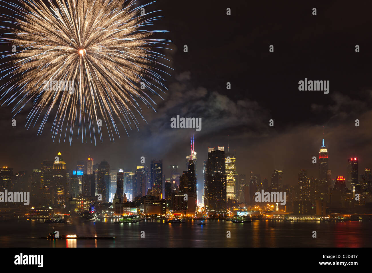 Macy's le 4 juillet feux d'artifice le ciel au centre ville de Manhattan et de la rivière Hudson à New York. Banque D'Images