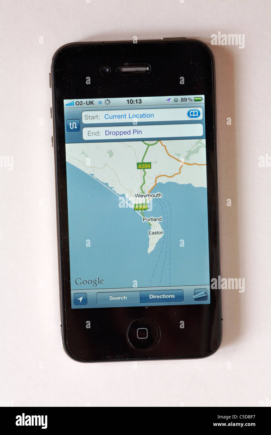 IPhone 4 montrant la carte de Weymouth en utilisant Google maps, isolé sur fond blanc, juillet 2011 Banque D'Images