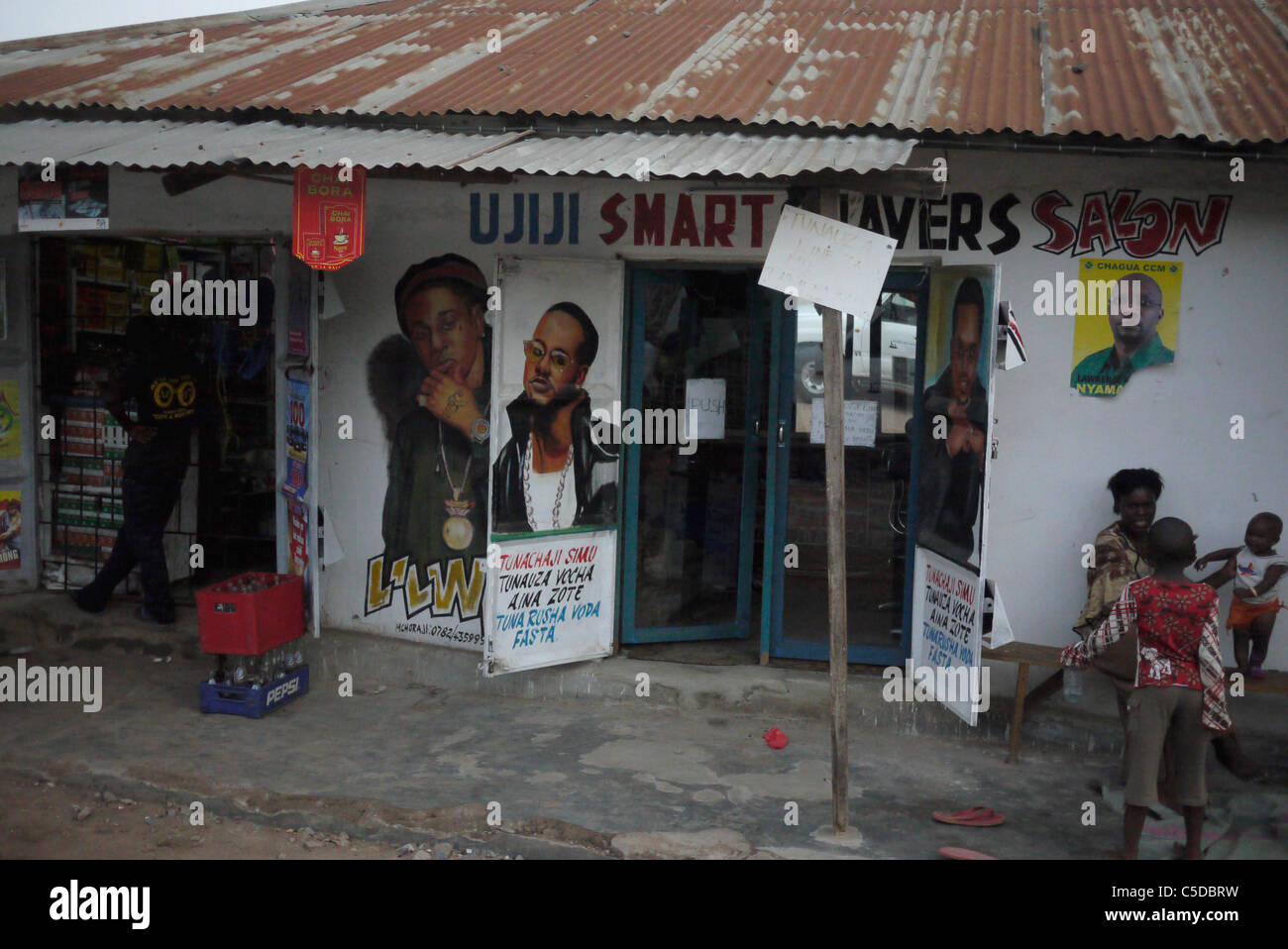 La TANZANIE, scènes de rue en Mabatini, Mwanza. Petits commerces. photo par Sean Sprague Banque D'Images