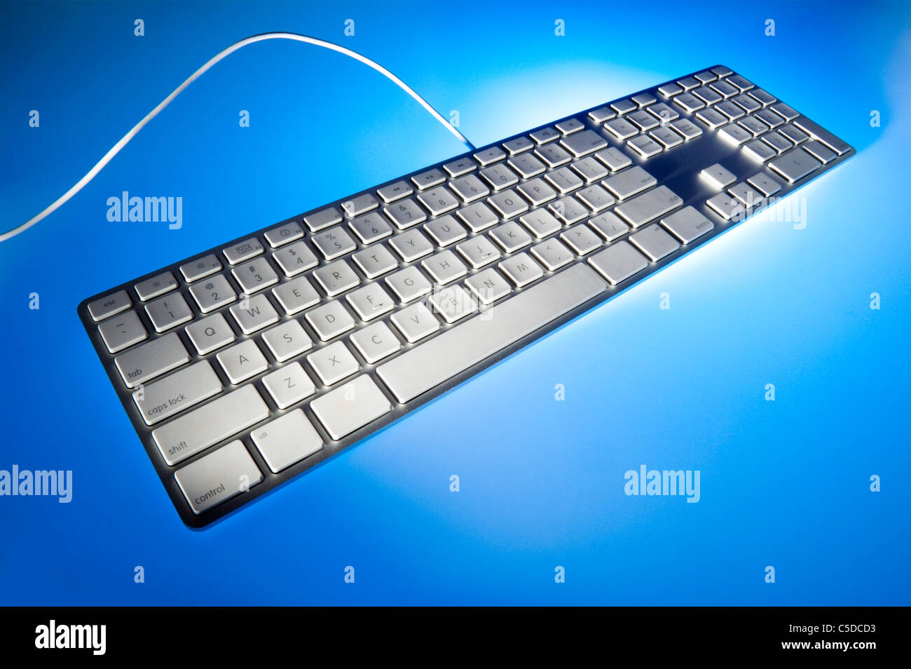 En perspective du clavier tourné sur un fond bleu rétroéclairé Banque D'Images