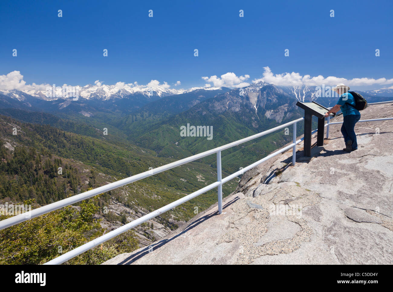 Une personne sur le haut de Moro rock un dôme de granit au sein de Sequoia National Park California United States of America USA Banque D'Images