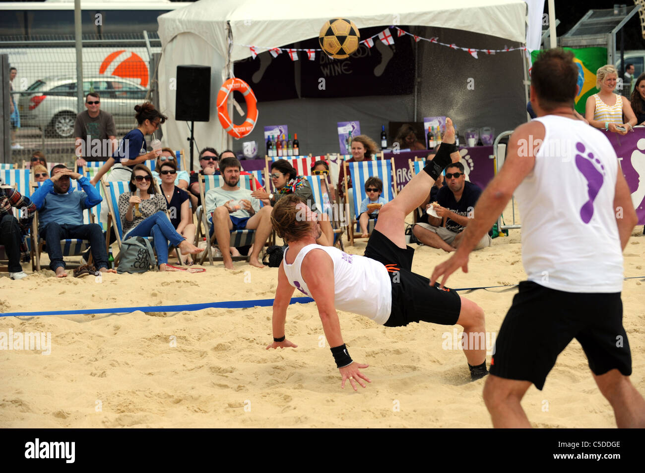 Les Concurrents participant au Championnat Open 2011 Barefoot Footvolley tenue à l'Yellowave Beach Sports Centre à Brighton Banque D'Images