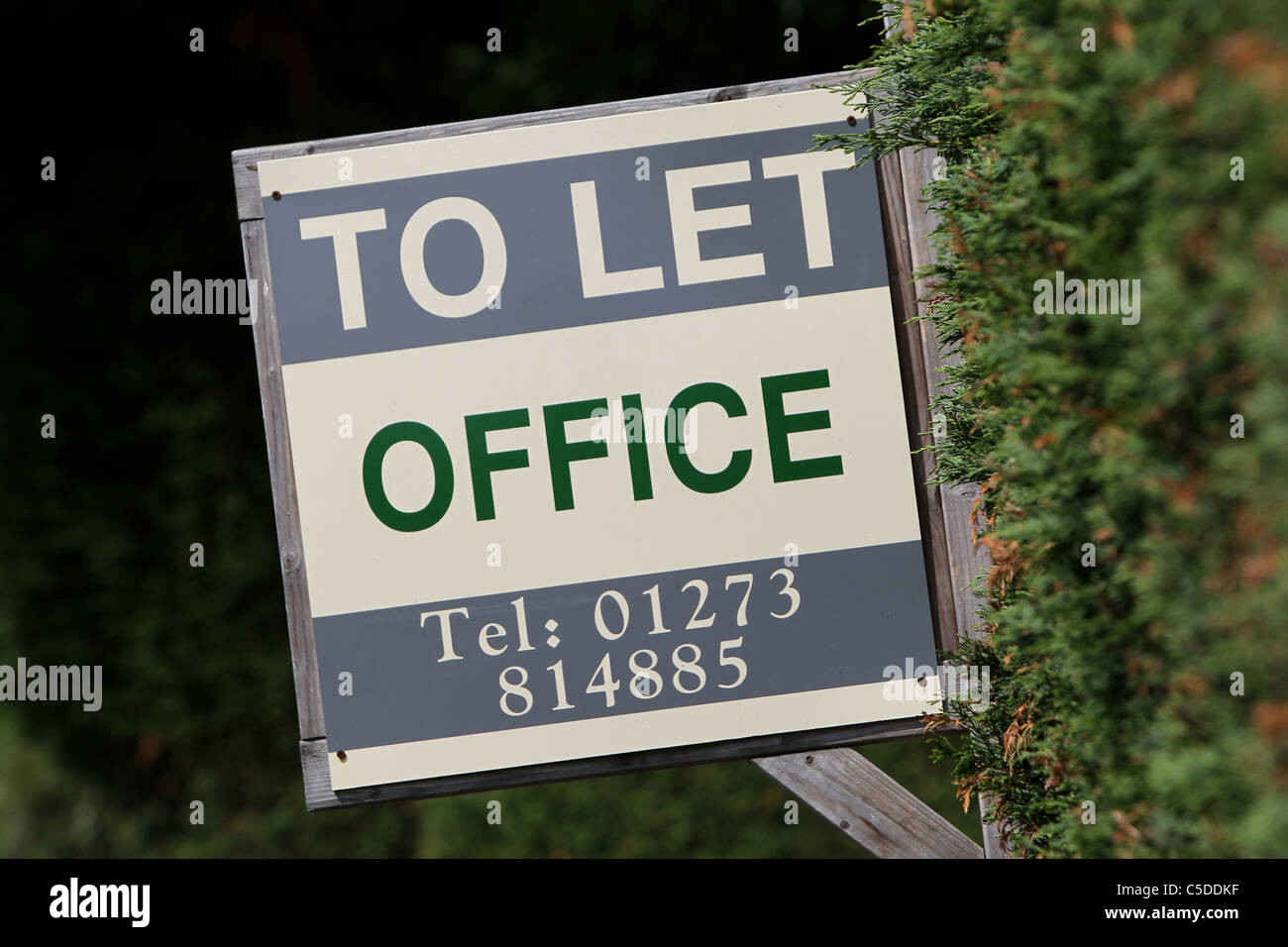Un bureau soit par le signe par le côté de la route près de Lewes, East Sussex, UK. Banque D'Images