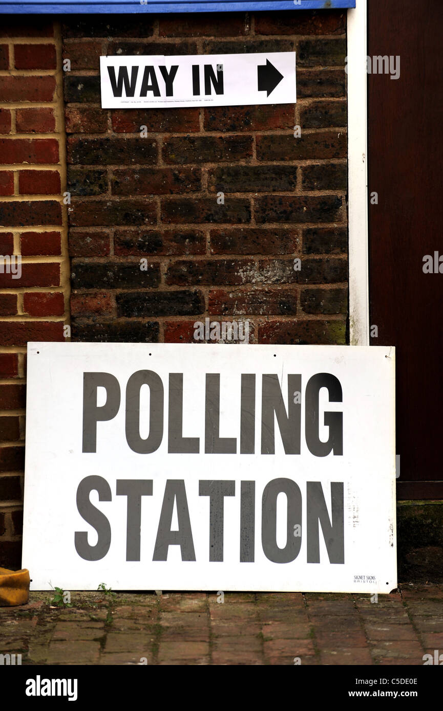 Élections municipales 2011- Un bureau de scrutin signe extérieur d'une école à Brighton Banque D'Images