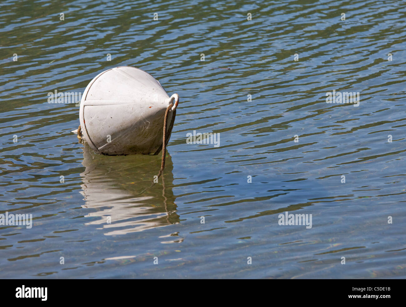 Petite bouée, le lac d'Idro, Italie Banque D'Images