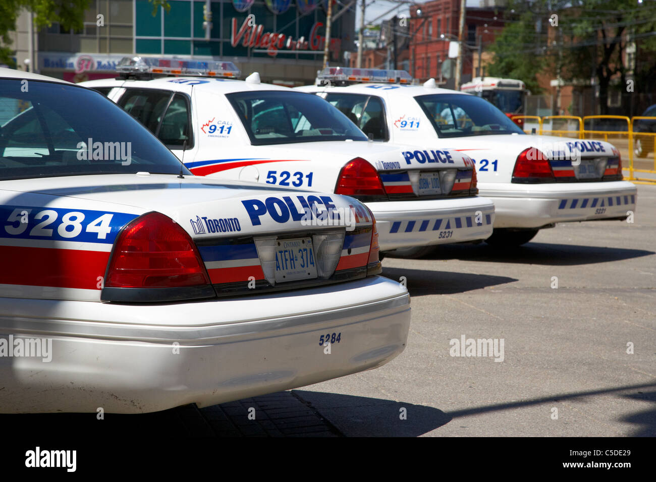 Toronto police squad en dehors des voitures de police dans le centre-ville de Toronto (Ontario) Canada Banque D'Images