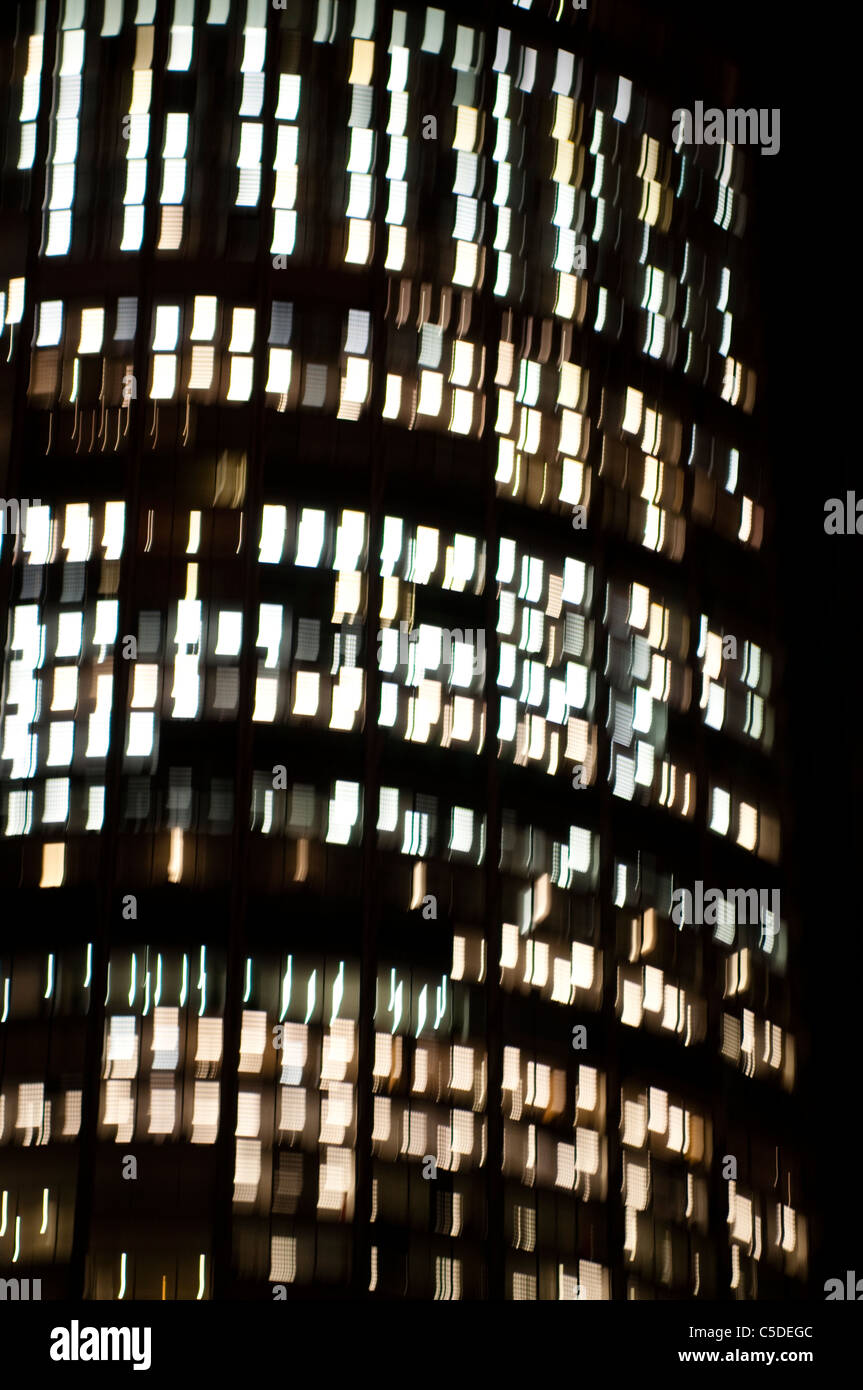 Mouvement floue de allumé windows sur un gratte-ciel, Sydney, Australie Banque D'Images