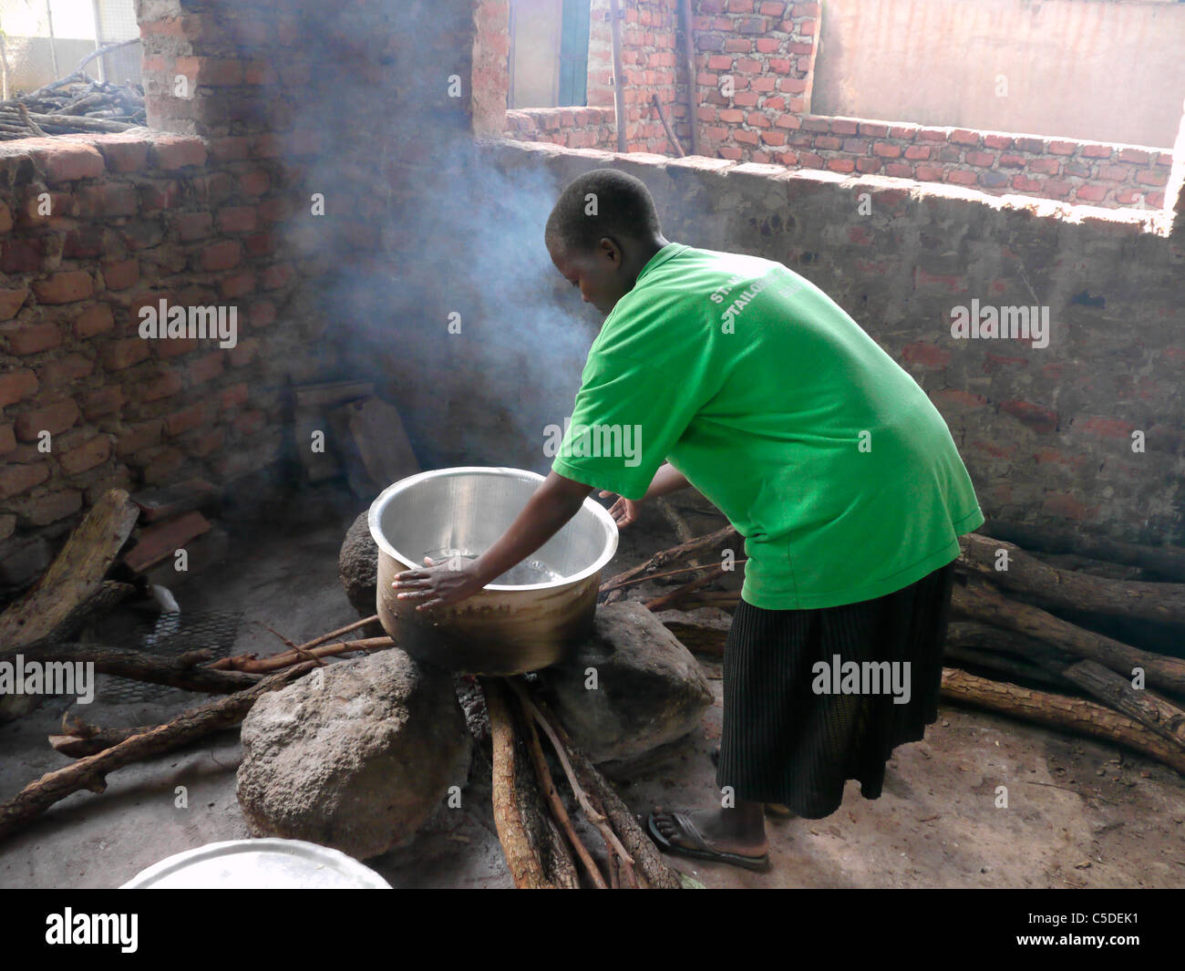 L'Ouganda St Monica's Centre d'adaptation, de Gulu. La division de restauration, cuisine fille sur alimentée au bois de feu. PHOTO par Sean Sprague Banque D'Images