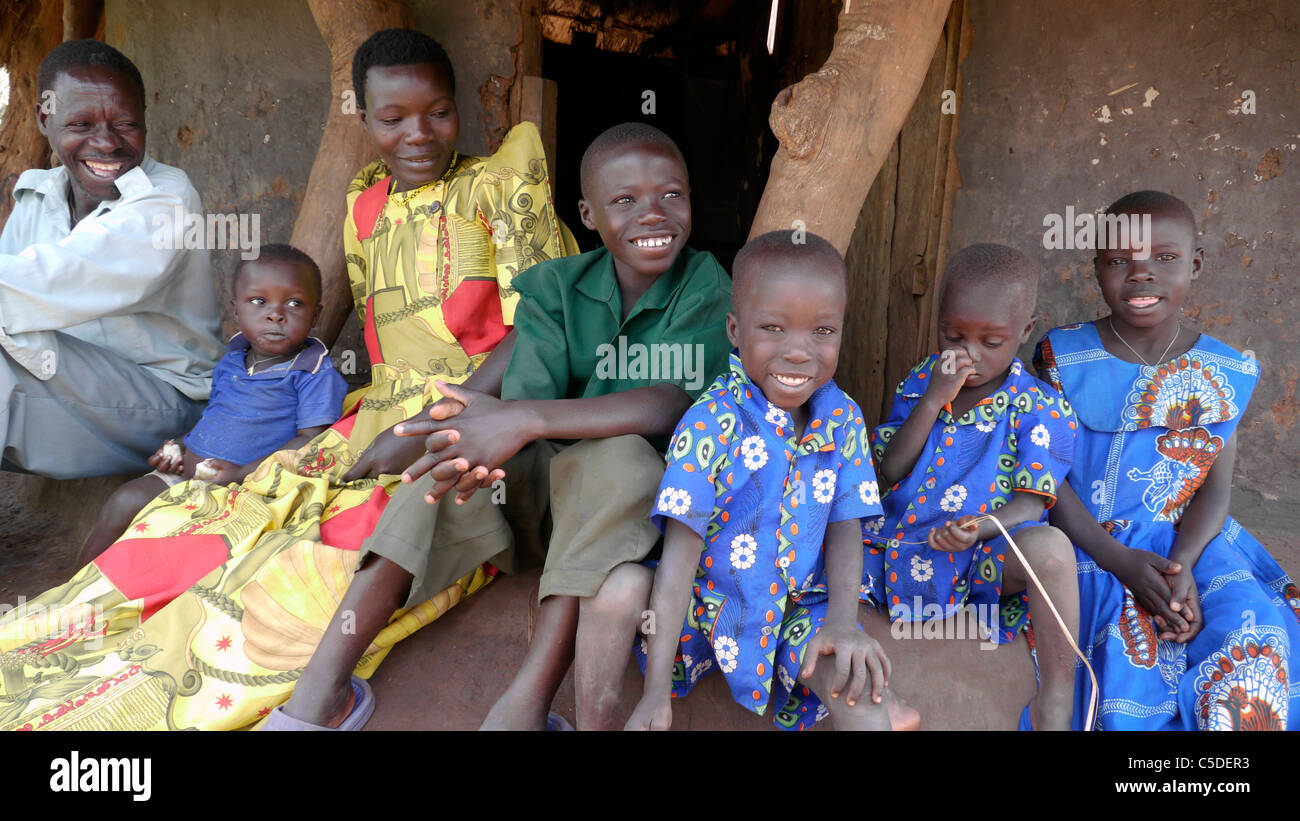 Famille d'un sorcier. L'Ouganda, près de Lira. Banque D'Images