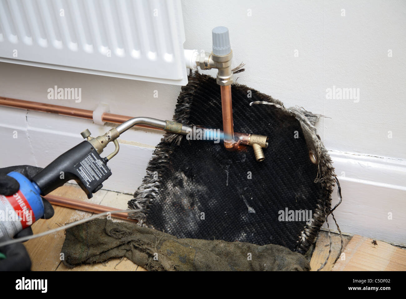 Une soudure sur un tuyau de chauffage central en cuivre Photo Stock - Alamy