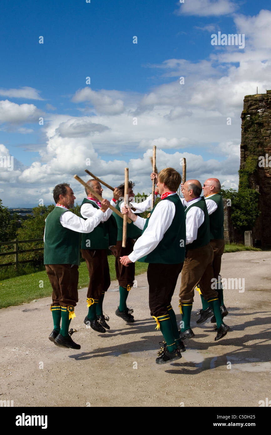 Morris Dancers, détail et des personnes, les vêtements, la danse, la fête, événement, à l'extérieur, des danseurs de rue, de musique, de costumes, de danseur, de performance, de la musique folklorique populaire, l'histoire, les hommes, Morris Dancers, multicolore, fête de la musique, des musiciens, des vêtements traditionnels, des danses traditionnelles, l'affichage du groupe effectuant à Tutbury Castle Week-end du Derbyshire, Royaume-Uni Danse Banque D'Images