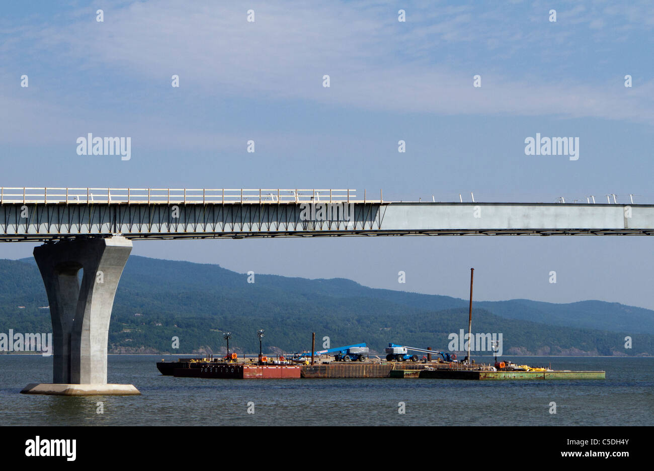 La construction du pont barge derricks grues. Banque D'Images