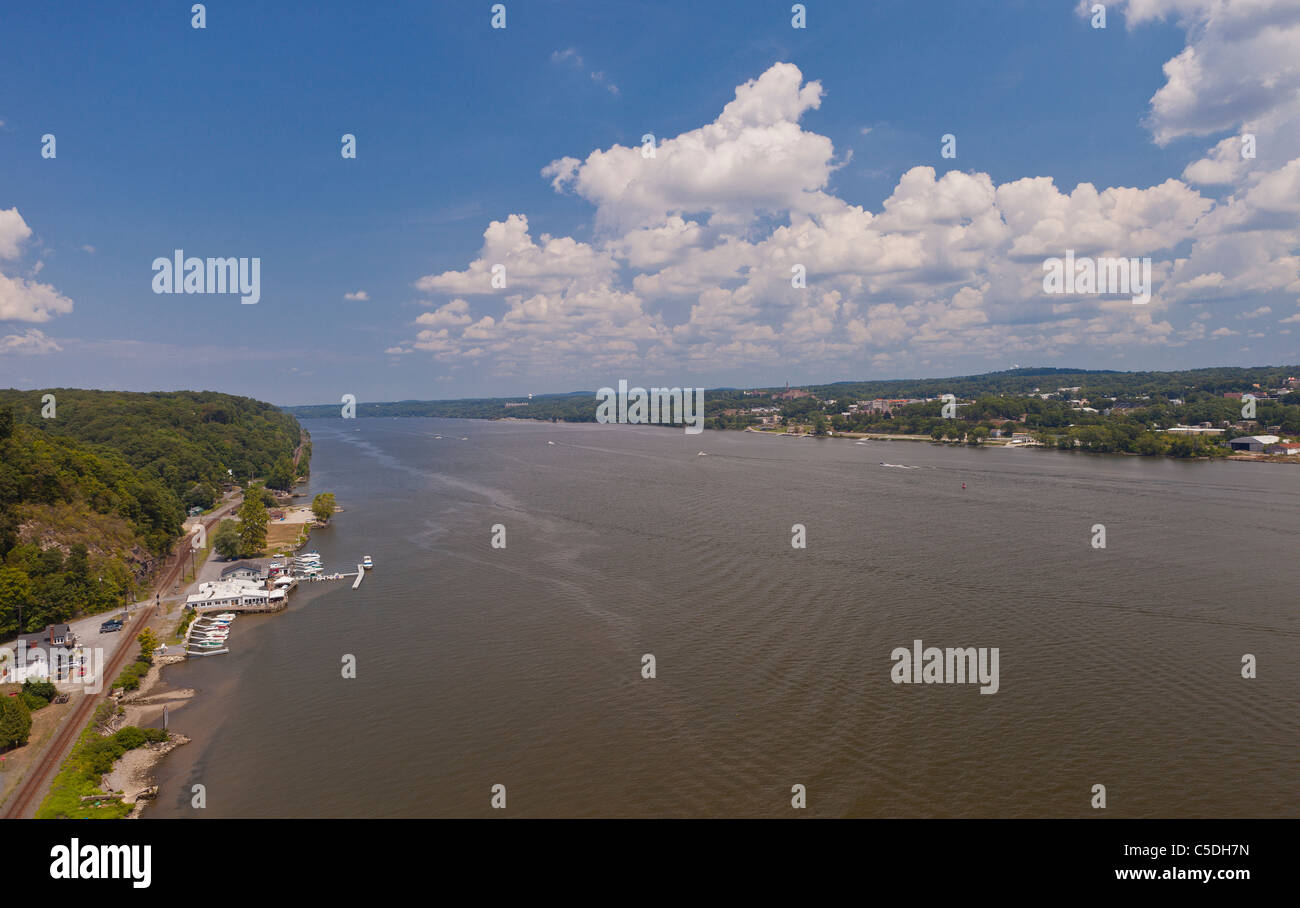 POUGHKEEPSIE, NEW YORK, USA - vue sur la rivière Hudson, au nord du pont. Banque D'Images