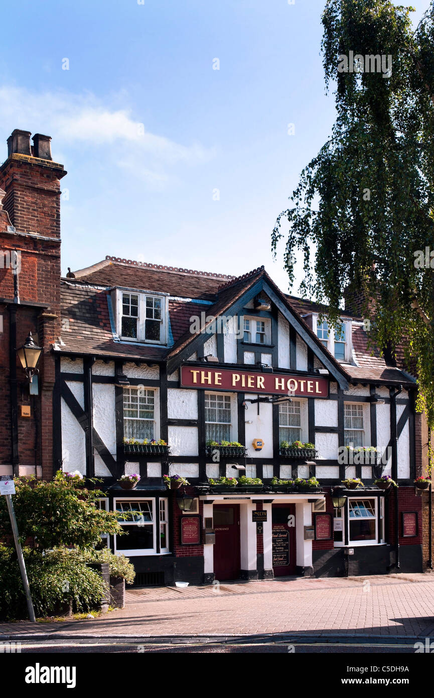 GREENHITHE, KENT, Royaume-Uni - 26 JUIN 2011 : le pub Pier Hotel dans High Street Banque D'Images