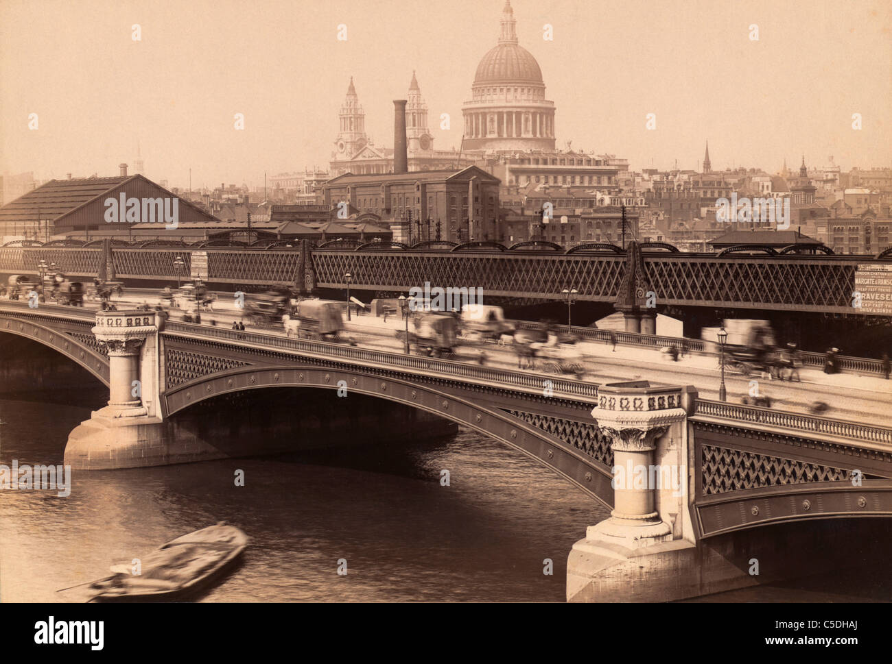Londres, Angleterre. Blackfriar's Bridge avec la cathédrale St Paul derrière. Banque D'Images