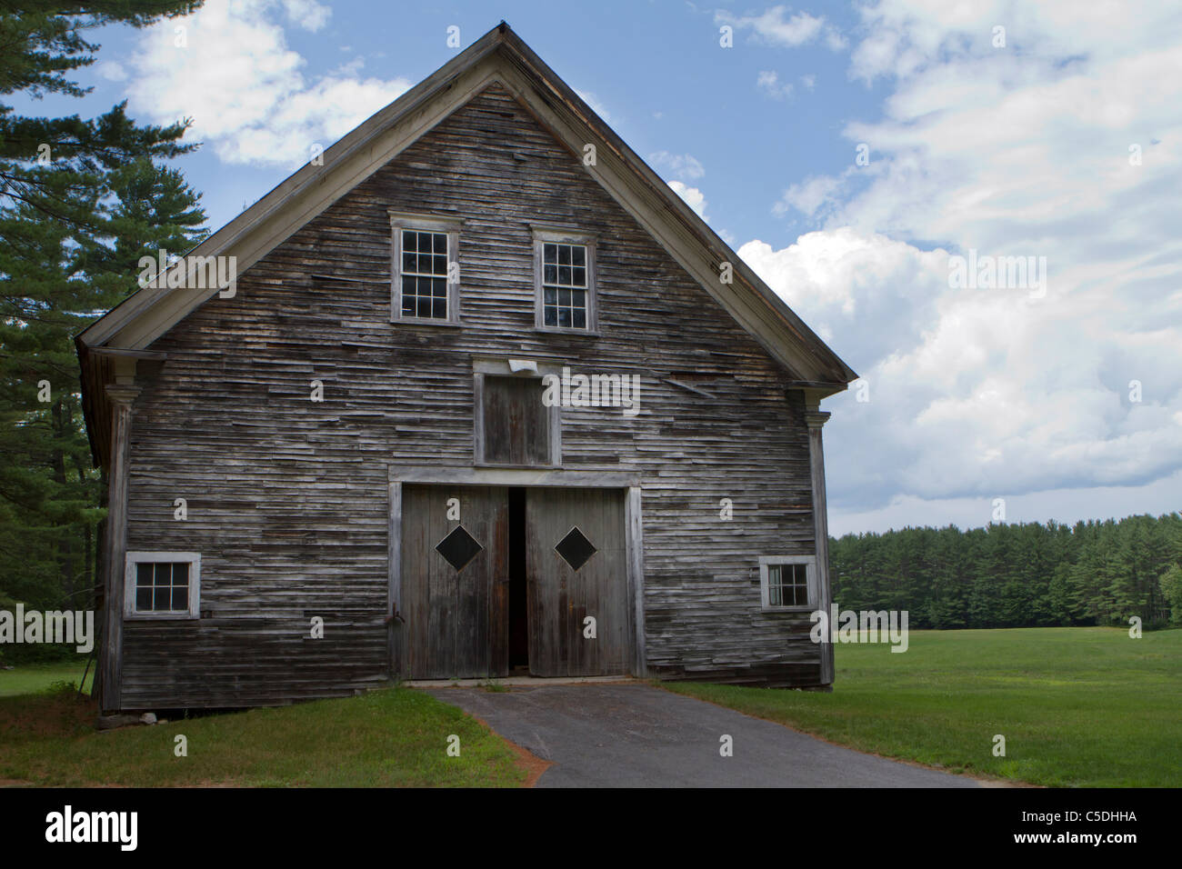 Une vieille France Nord deck grange avec un beau ciel bleu. Banque D'Images