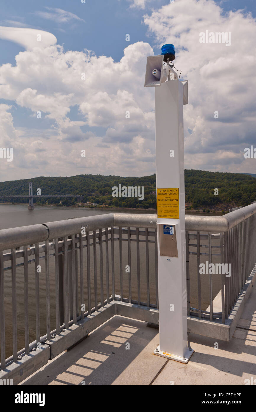 POUGHKEEPSIE, NEW YORK, USA - téléphone d'urgence en santé mentale, tour sur le pont, de l'allée sur le parc d'état de Hudson. Banque D'Images