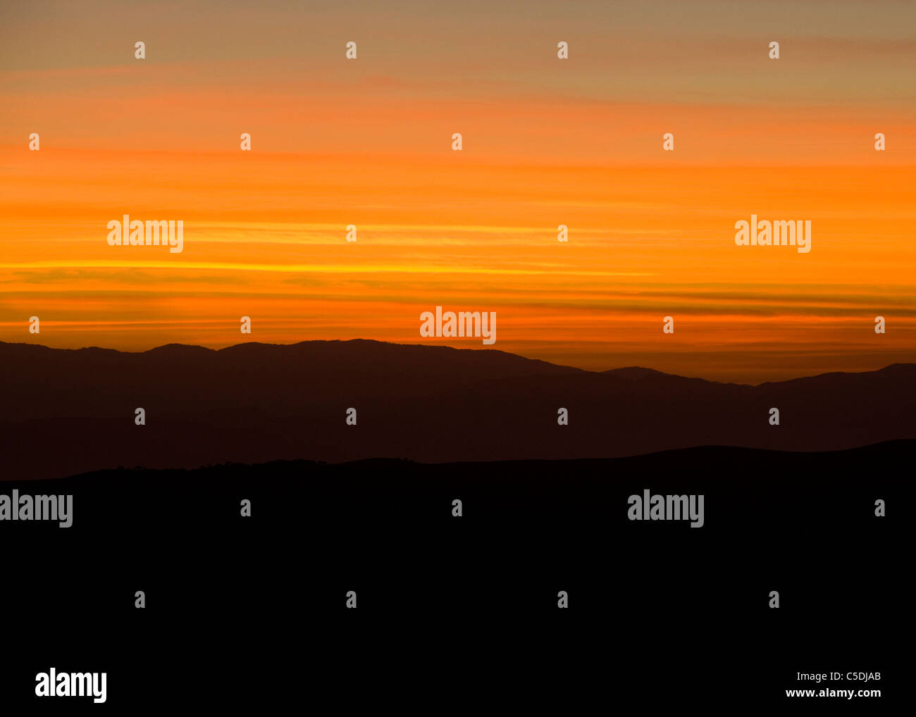 Soleil se couche derrière les montagnes du désert du sud-ouest de l'Amérique du Nord - California USA Banque D'Images