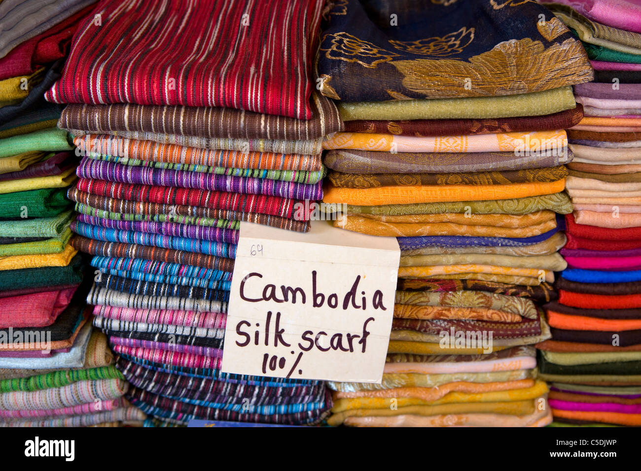 Foulards en soie cambodgienne pour la vente, du Vieux Marché, Siem Reap,  Cambodge Photo Stock - Alamy