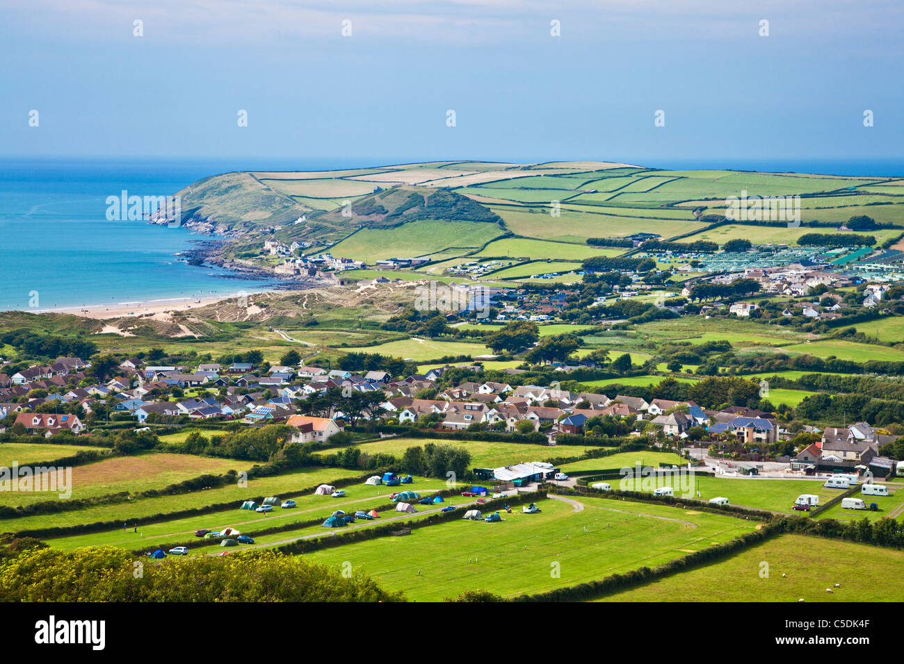 Vue sur village et Croyde Bay vers Baggy Point, North Devon, England, UK Banque D'Images