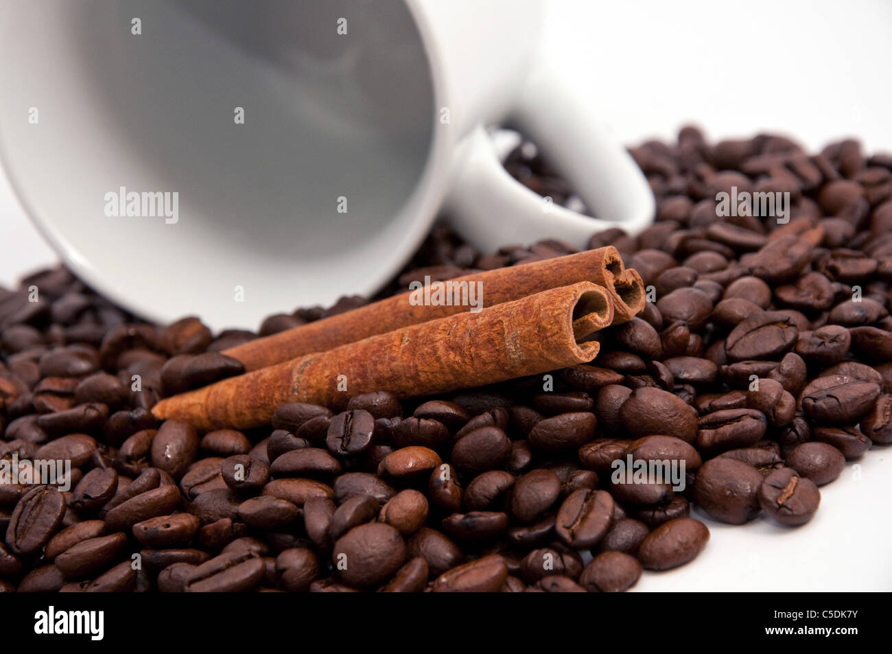 Les grains de café et le bâton de cannelle, près de l'image Banque D'Images