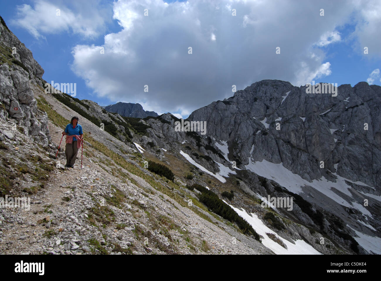 Randonneur en ordre décroissant de passer entre Savin kuk (r) et pic en Meded Lokvice vallée, NP Durmitor, Monténégro Banque D'Images