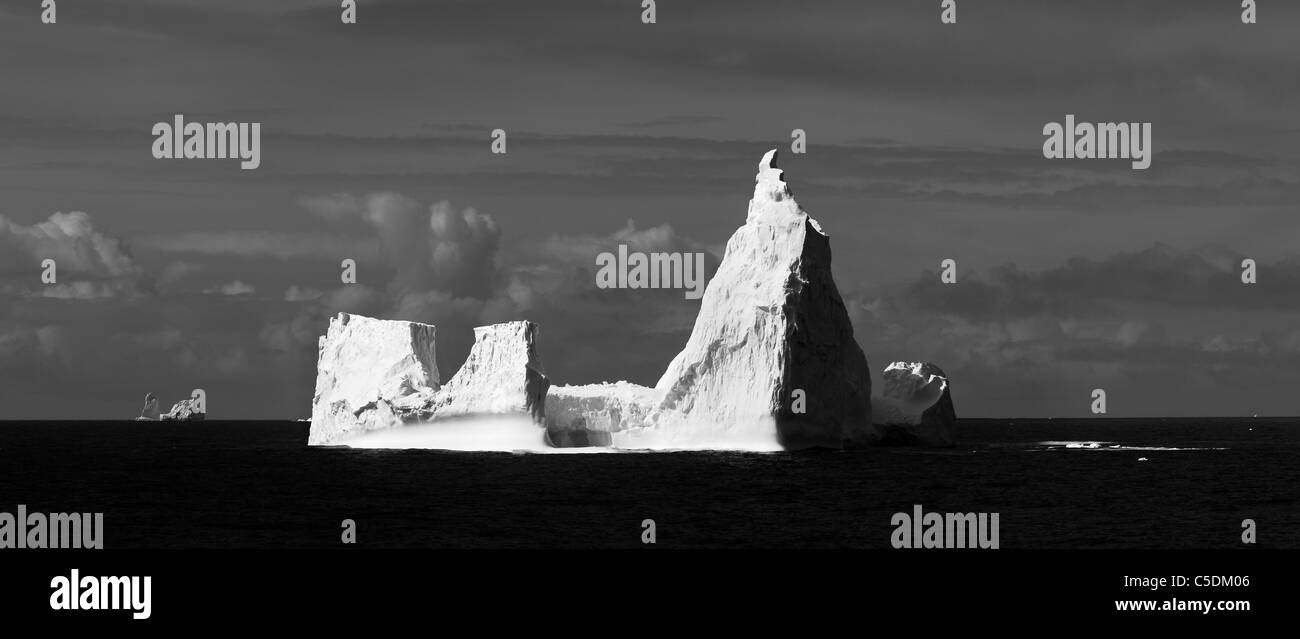 Les châteaux de glace de l'Antarctique.gros icebergs sont fendues au large de la plate-forme de glace chaque année à la dérive dans les courants de l'Océan Austral Banque D'Images