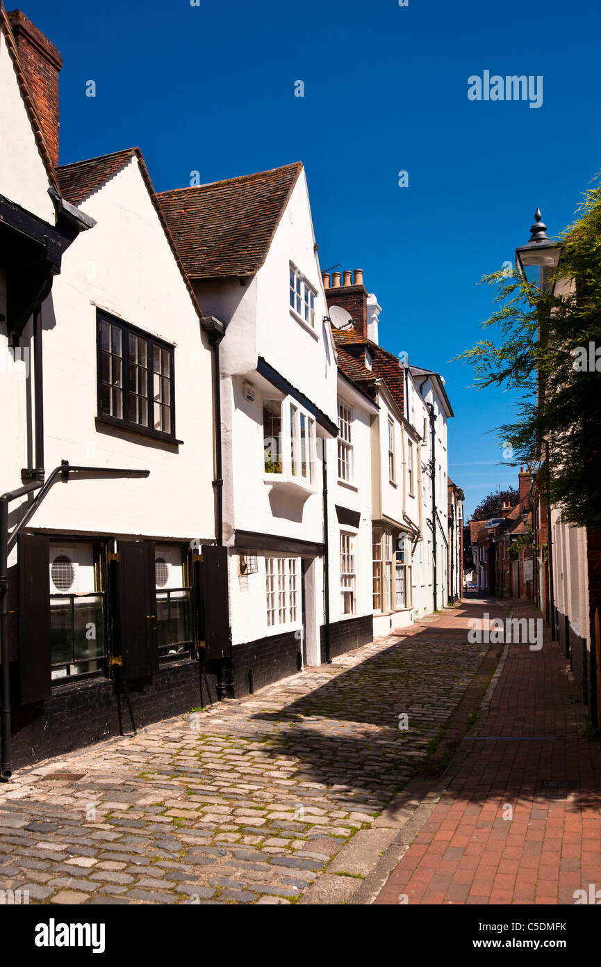 FAVERSHAM, KENT, Royaume-Uni - 26 JUIN 2011 : vue sur la pittoresque Middle Row pavée Banque D'Images