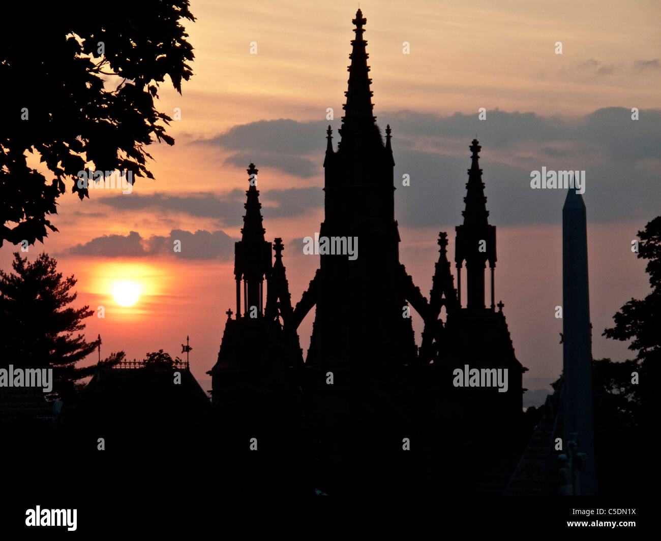 Coucher de soleil sur la renaissance gothique portes de Vert-bois Cemetery de Brooklyn, New York. Banque D'Images