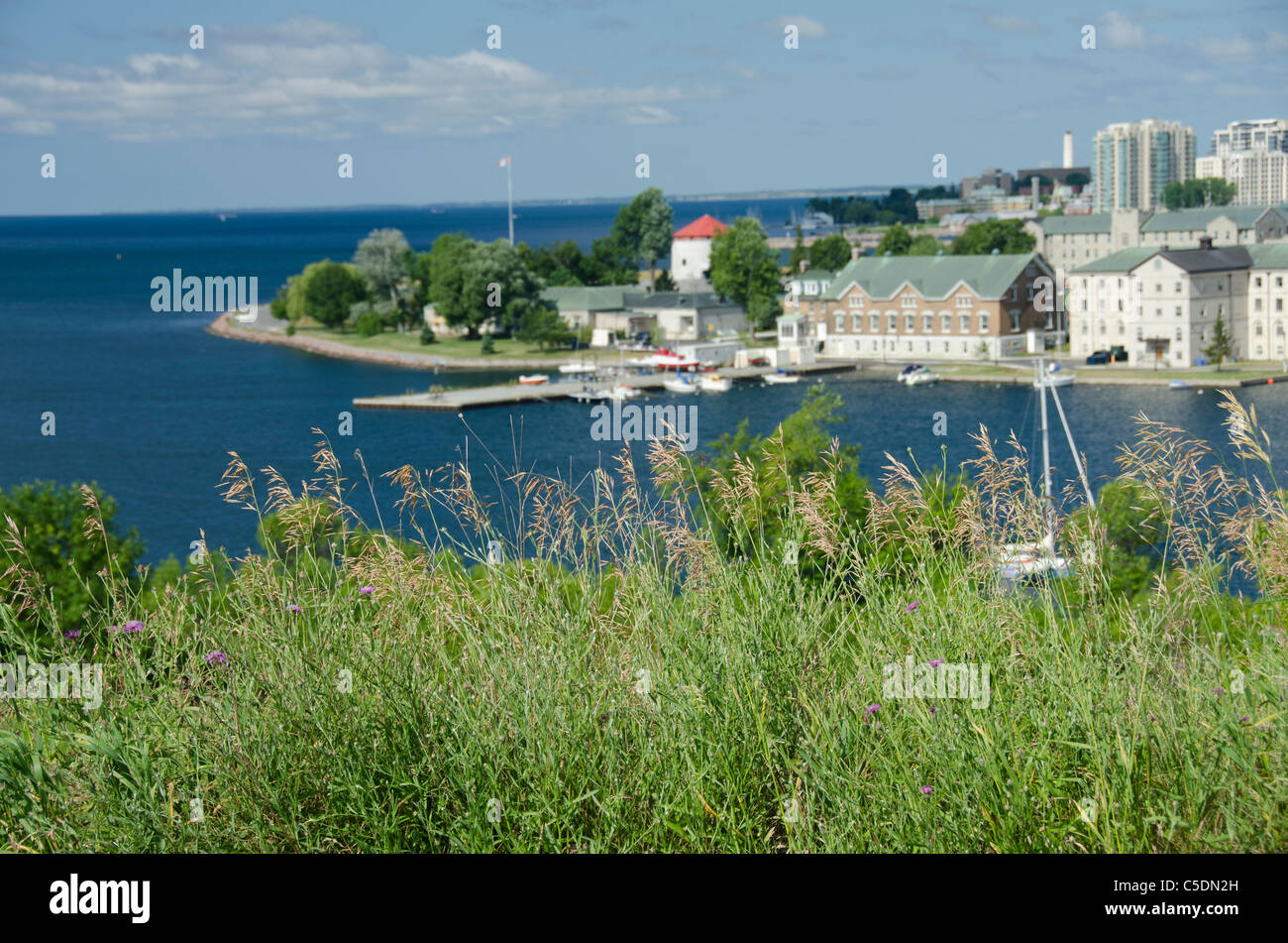 L'Ontario, Canada, à Kingston. Avis du Collège militaire royal (CMR) aka & Fort Frederick à travers la baie Navy et du lac Ontario. Banque D'Images