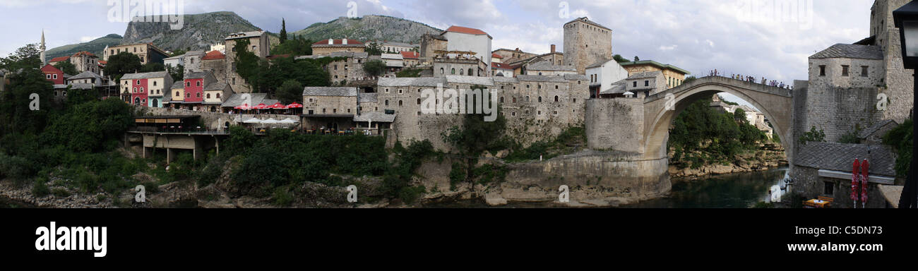 Mostar, Panorama, vieille ville historique et le Vieux Pont, la rivière Neretva, Bosnie-Herzégovine Banque D'Images