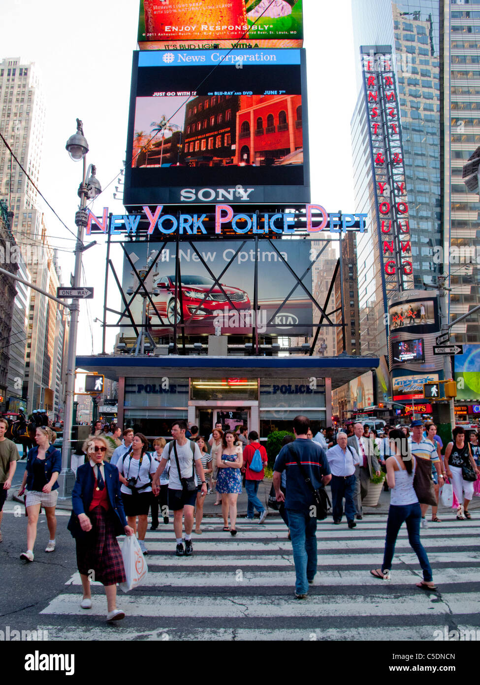 Le Département de la Police de New York maintient une présence visible dans Times Square, Manhattan, avec une grande facilité et une enseigne au néon. Banque D'Images