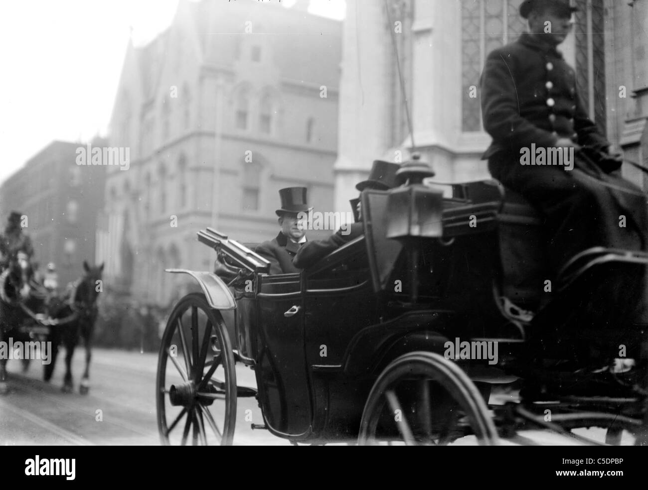 C. F. Murphy assis dans le chariot, New York City, USA Banque D'Images