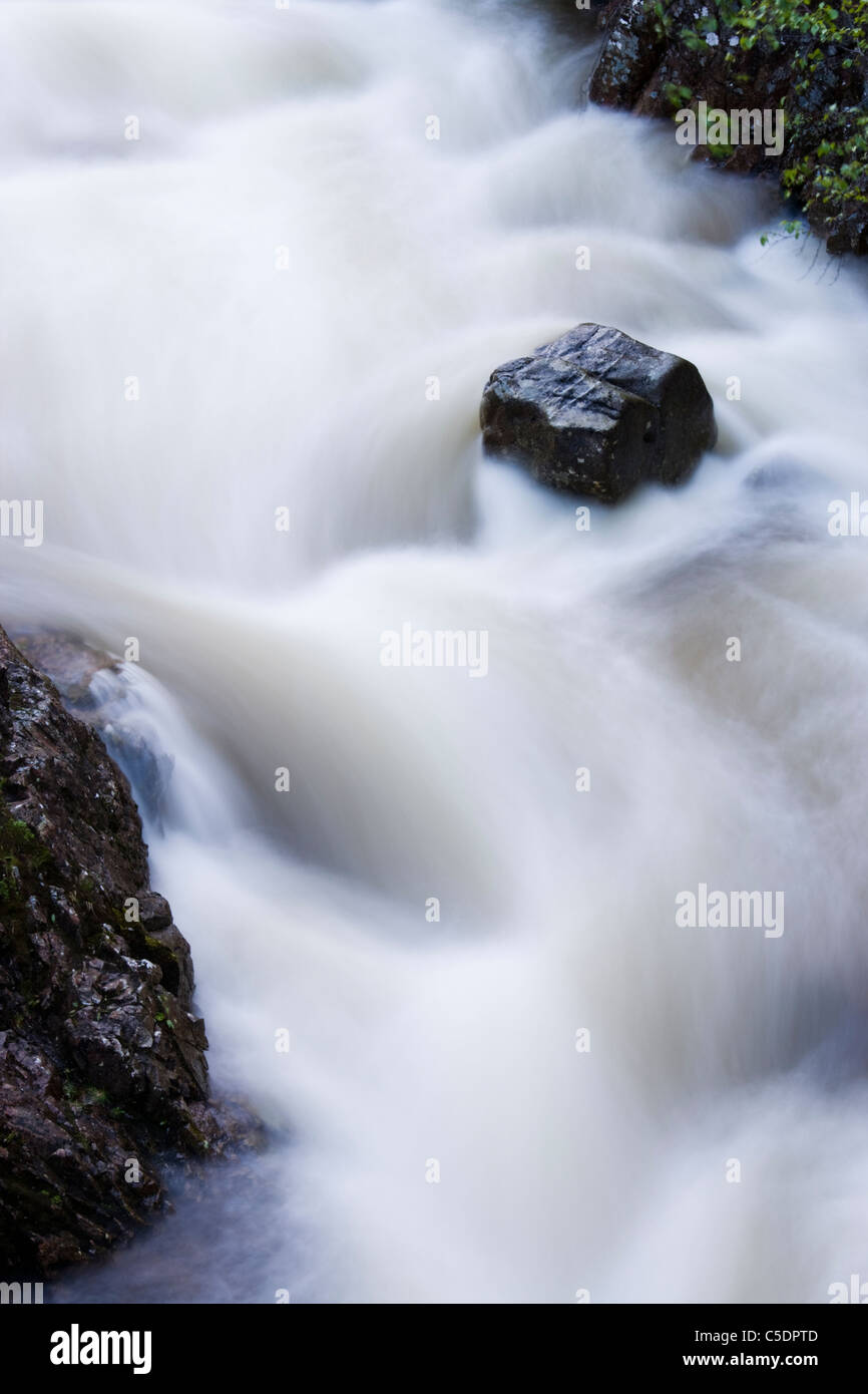 Rock et de l'eau courante. Coupall la rivière, Glencoe, Highland, Scotland, UK. Banque D'Images