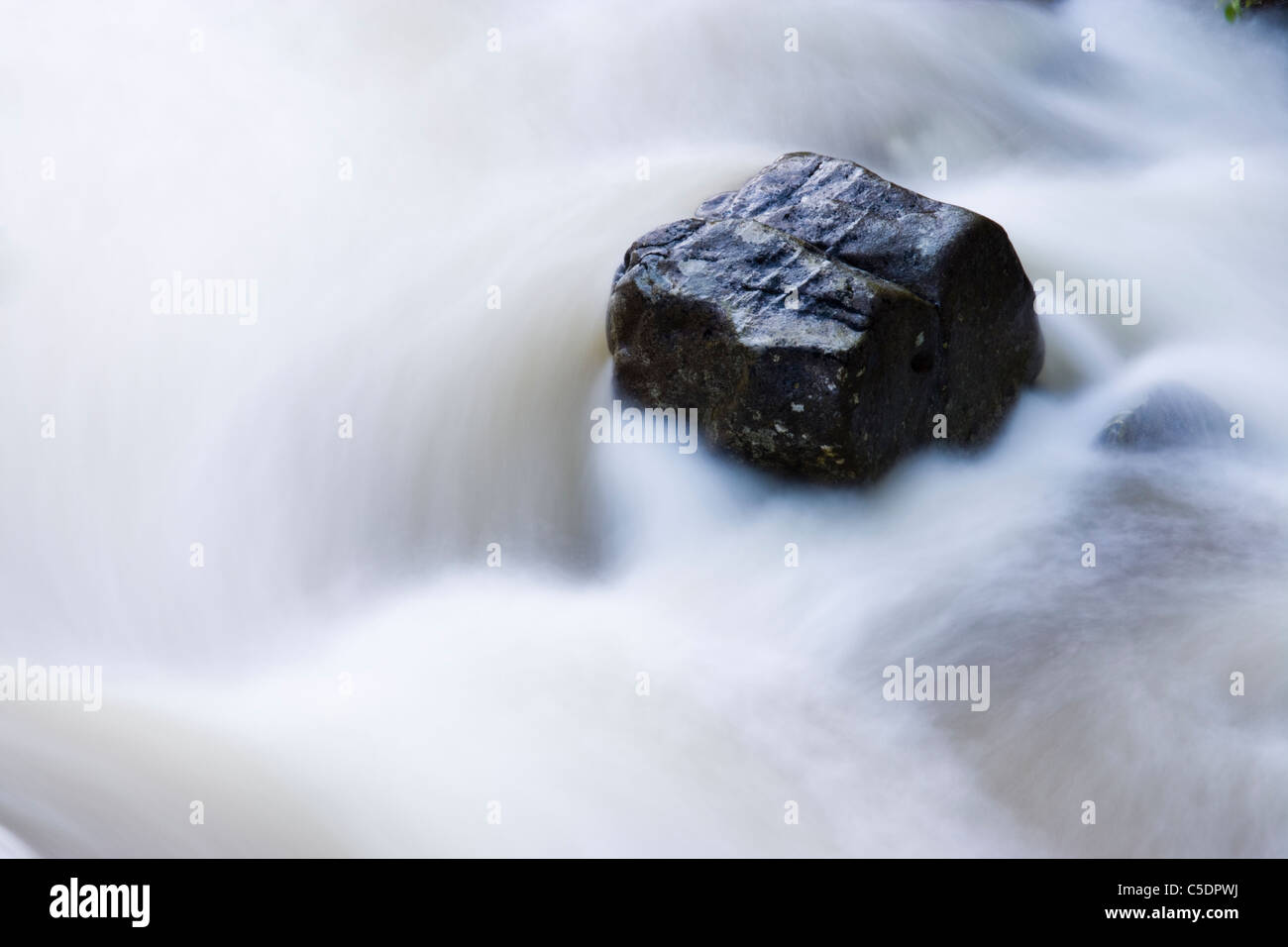 Rock et de l'eau courante. Coupall la rivière, Glencoe, Highland, Scotland, UK. Banque D'Images