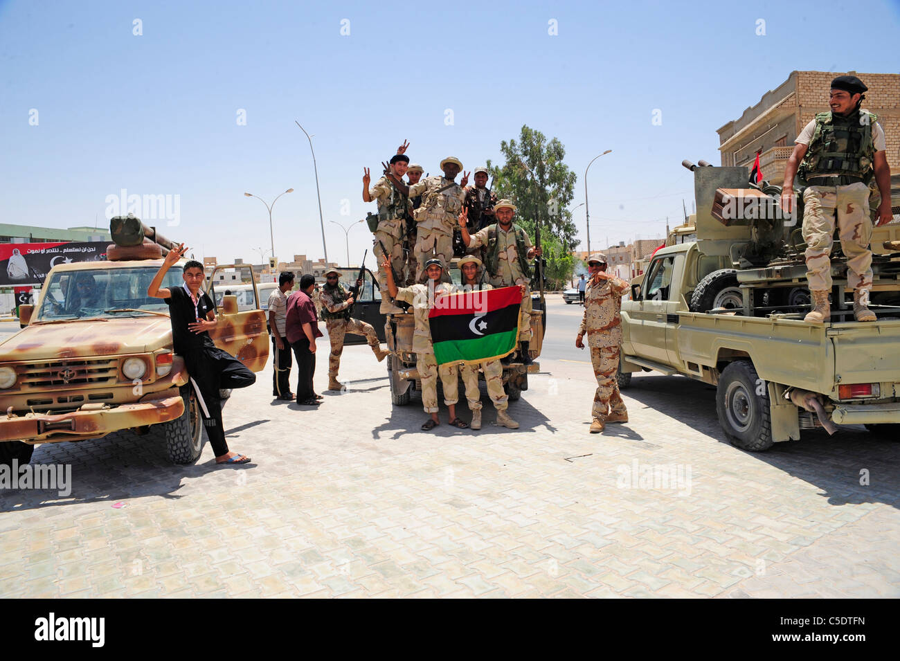 Une guerre civile entre l'armée de Kadhafi et de la transition de la Libye avec l'armée de soutien aérien de l'OTAN a commencé sur le 17 Ma Banque D'Images