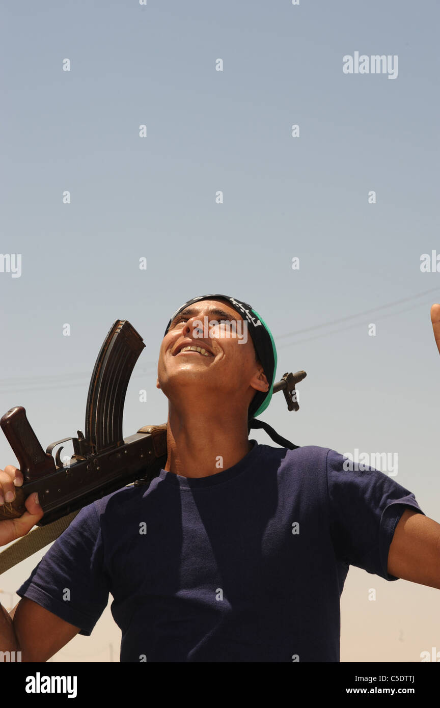 Une guerre civile entre l'armée de Kadhafi et de la transition de la Libye avec l'armée de soutien aérien de l'OTAN a commencé sur le 17 Ma Banque D'Images