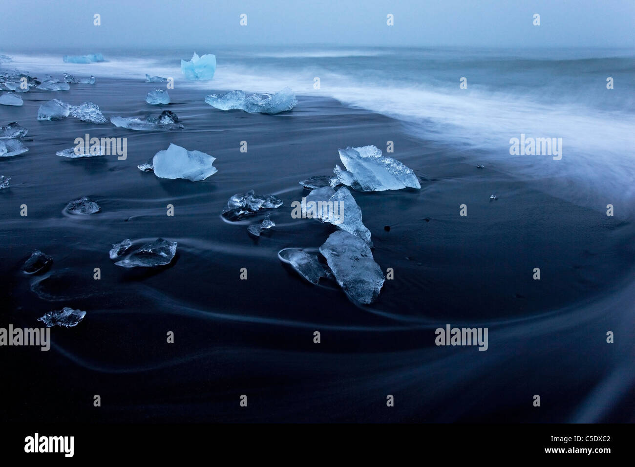 Avis de blocs de glace sur la plage contre un ciel clair à VatnajÃ¶kull, Islande Banque D'Images