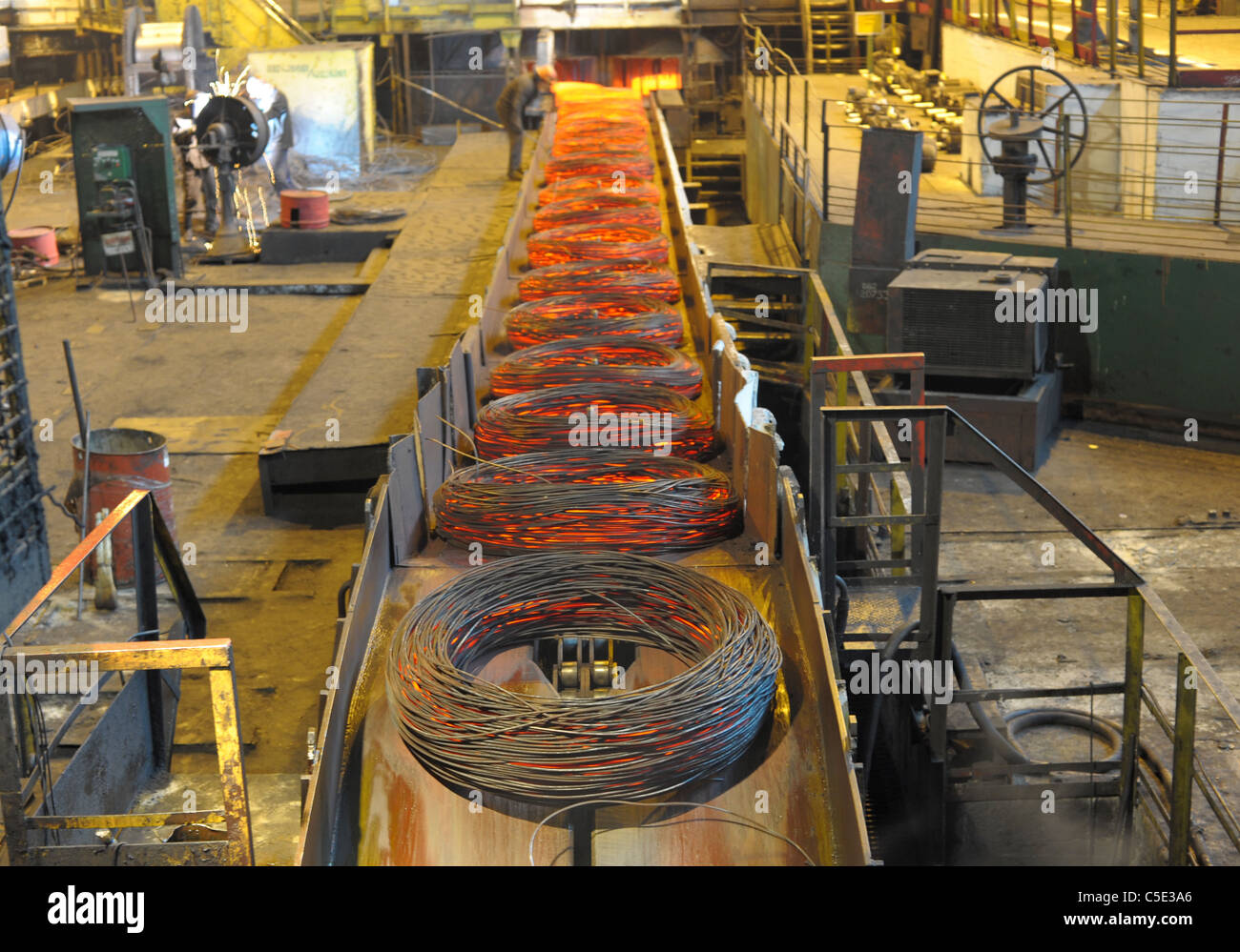 Fabrication d'un fil d'acier à l'usine d'acier Banque D'Images