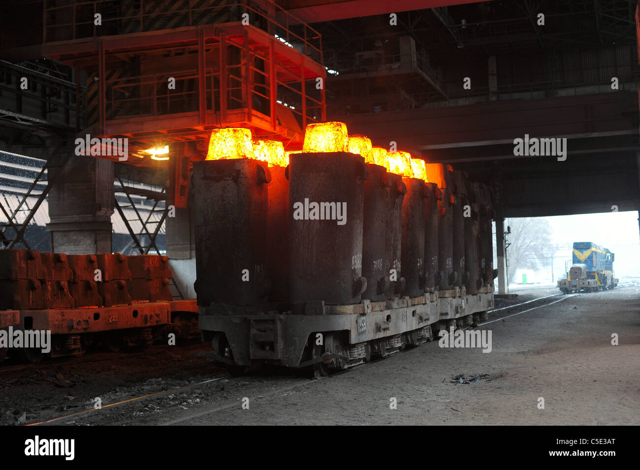 La grue supprime les formules à partir d'acier chauffé porcs d'une plate-forme ferroviaire Banque D'Images