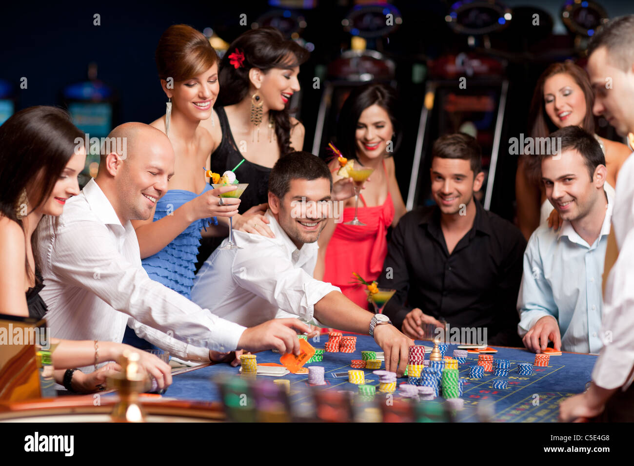 Les gens de paris, jouer à la roulette dans un casino de nuit Banque D'Images