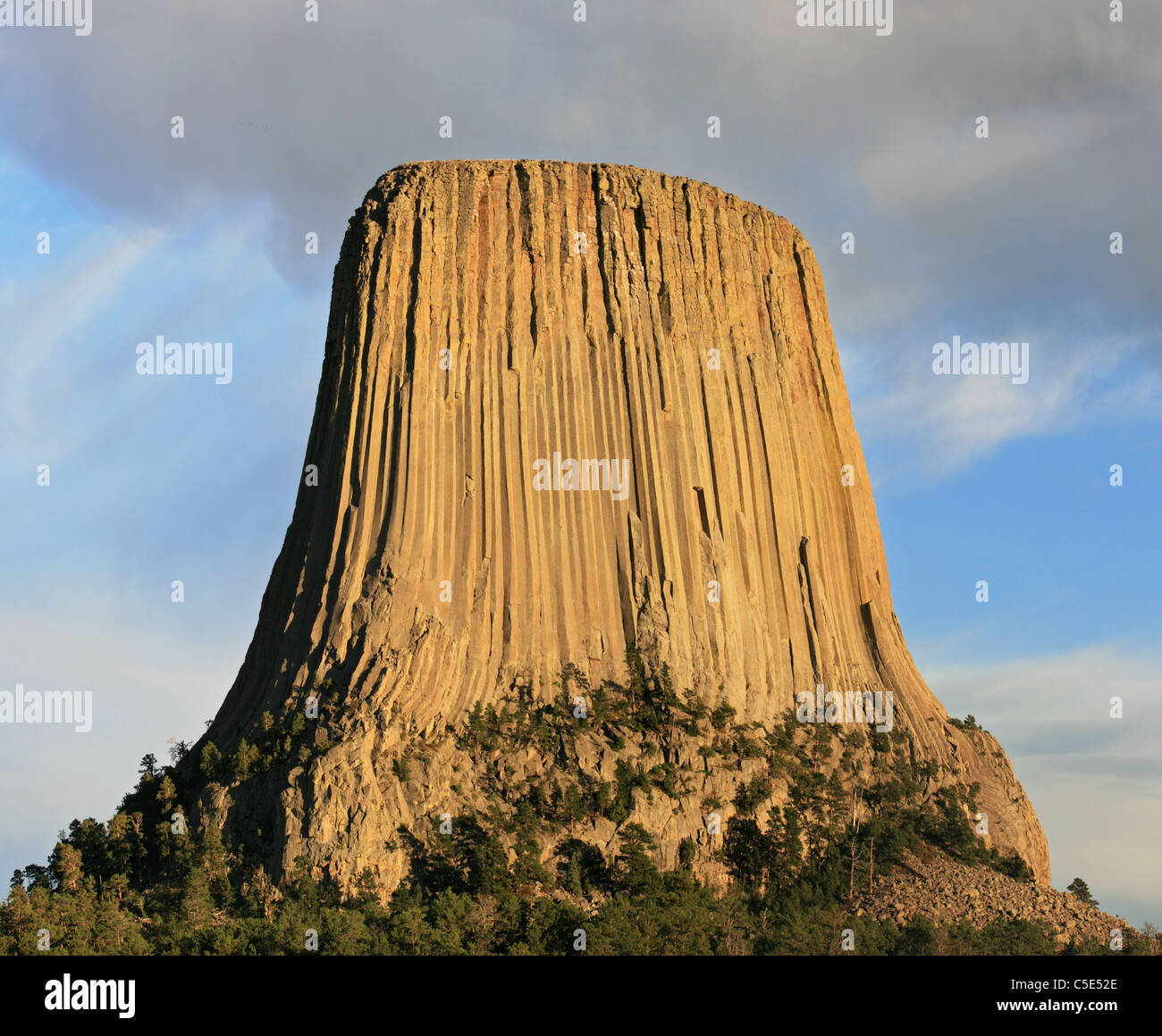 Devils Tower National Monument éclairé par la lumière du soir Banque D'Images