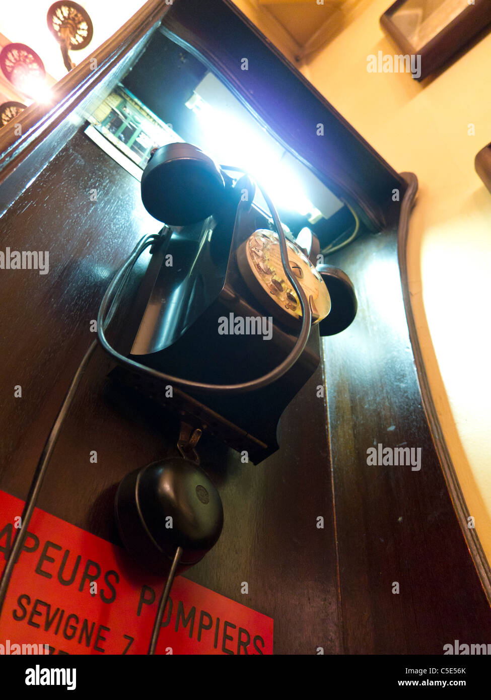 Vieux téléphone à Au Petit fer a cheval Bar à Paris, France Banque D'Images