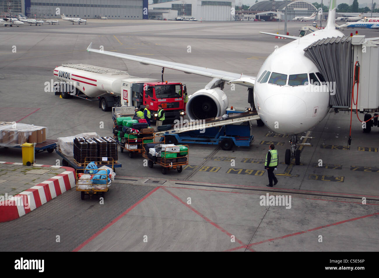 La préparation pour le vol l'aéroport de Sofia. Banque D'Images