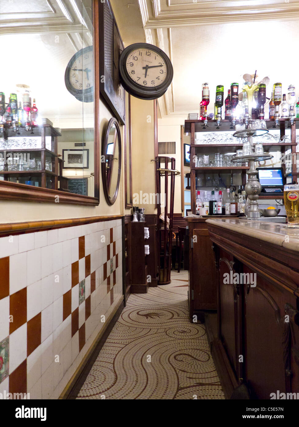 Au petit fer a cheval, café à Paris, France (le Horseshoe Bar) Banque D'Images