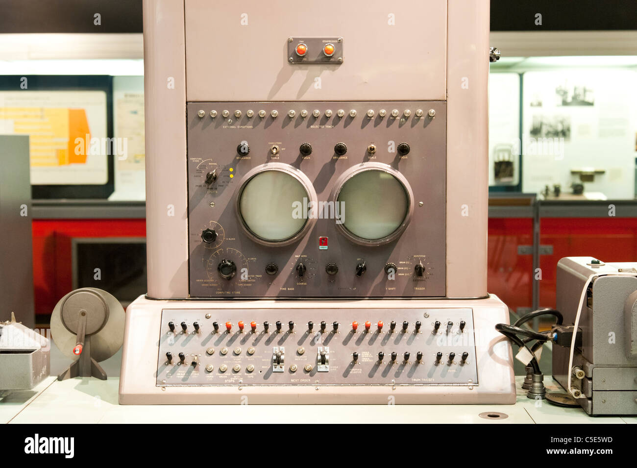 Commandes d'un ordinateur 1959 Pegasus Ferranti dans le Science Museum, Londres, Royaume-Uni Banque D'Images